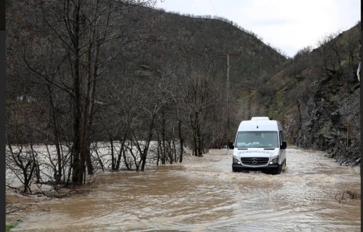 Munzur Çayı taştı, Ovacık yolu ulaşıma kapatıldı
