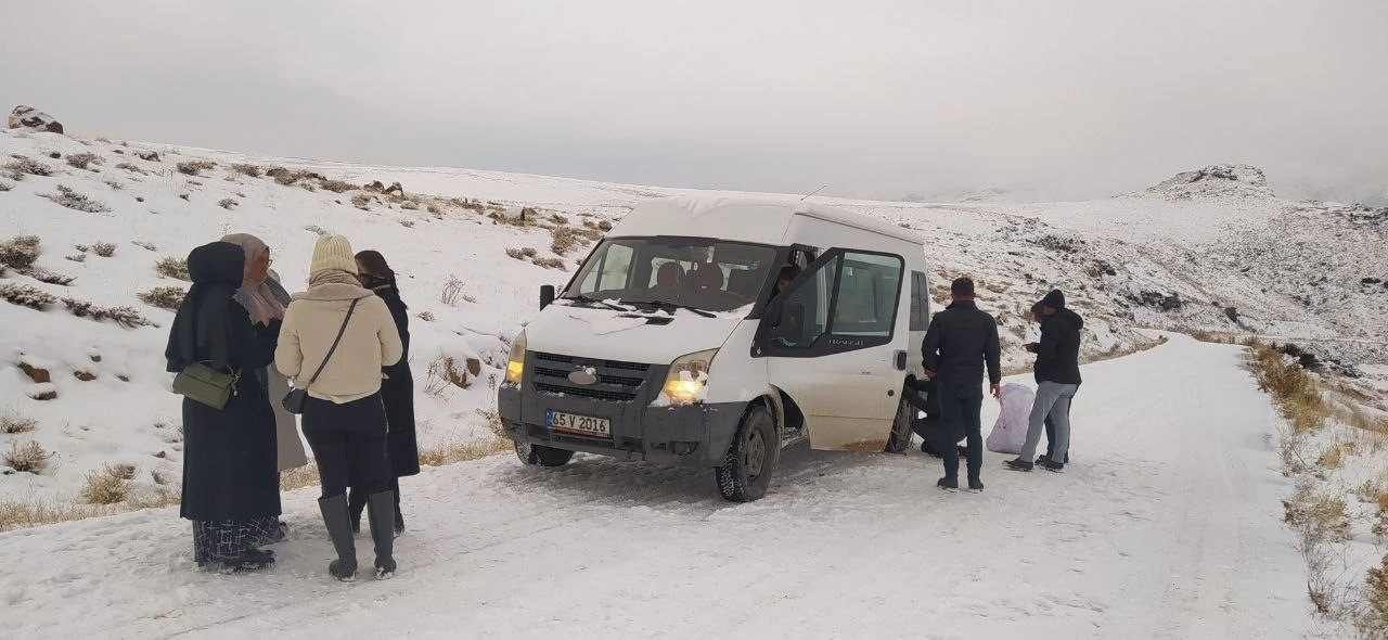 Muradiye’de kar ve buzlanma ulaşımı aksattı
