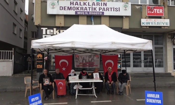 Muş’ta annelerin evlat nöbeti devam ediyor
