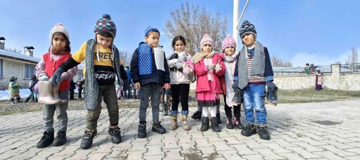 Muş’ta bir araya gelen gönüllüler köy okullarındaki öğrencileri sevindiriyor
