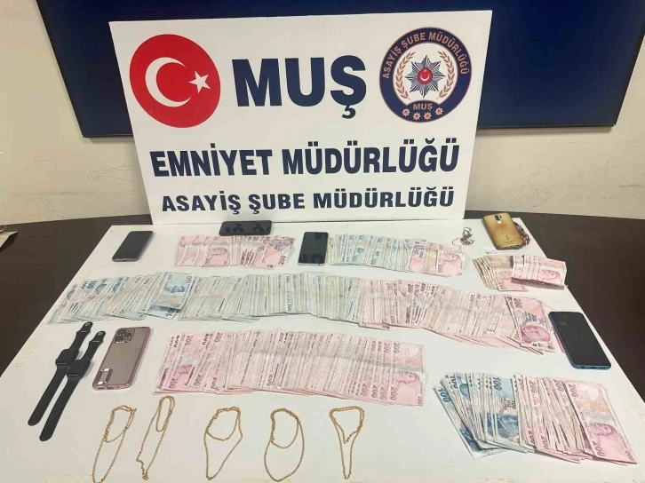 Muş’ta kuyumcuya sahte altın sattığı iddia edilen 6 kişi yakalandı