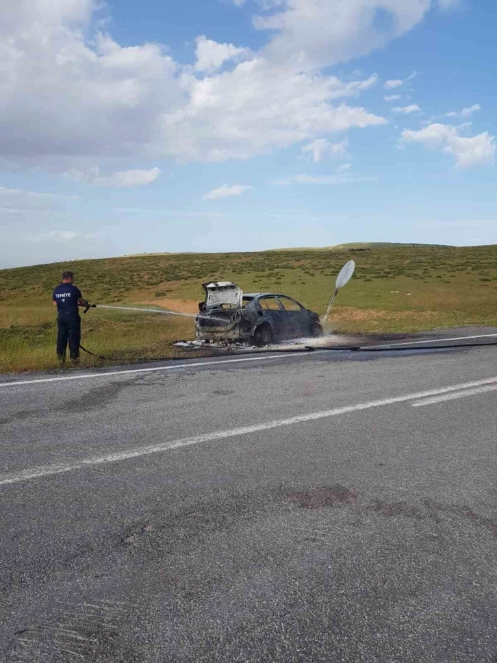 Muş’ta seyir halindeki araç yanarak kullanılamaz hale geldi
