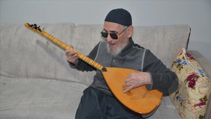 Muş'ta 76 yaşındaki görme engelli Ünver müzik tutkusuyla hayata tutunuyor