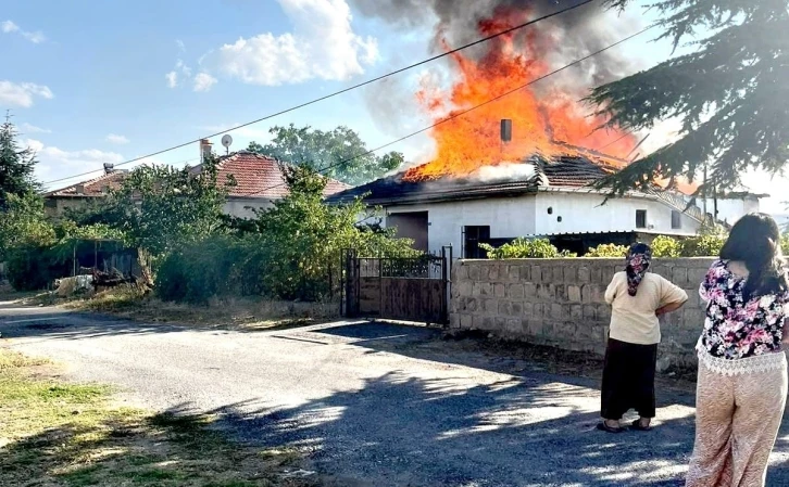 Müstakil ev yangında küle döndü
