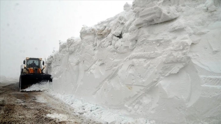 "Muş'un kar kaplanları" nisanda 5 metre kar olan yolu 5 günde açabildi