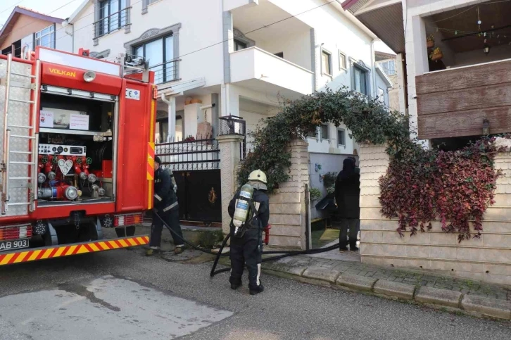 Mutfaktaki aspiratördeki yangın paniğe sebep oldu