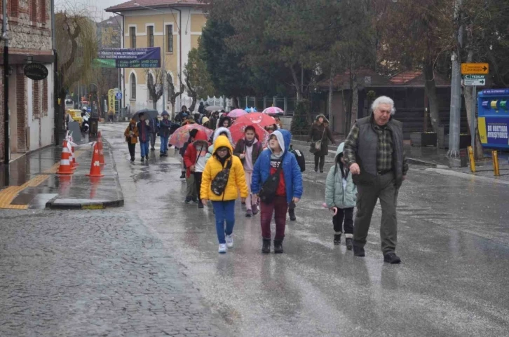 Müze gezme aşkına sağanak yağmuru umursamadılar