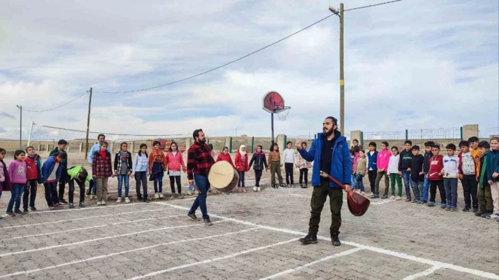 Müzik öğretmeni, köy çocuklarını müzikle buluşturuyor
