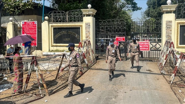 Myanmar'daki askeri yönetim ülkedeki protestoları bitirmek için kadın ve çocukları tutukluyor