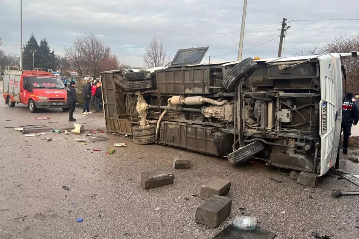 Balıkesir'den korkunç haber: TIR ile öğrenci servisi çarpıştı