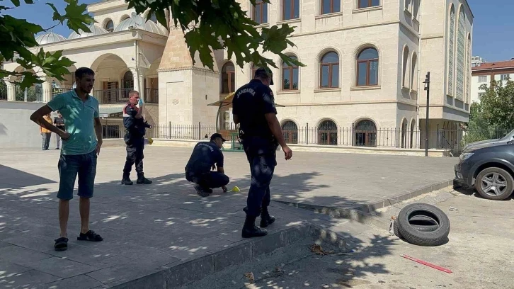 Namaz kılmak için camiye giderken merminin hedefi oldu
