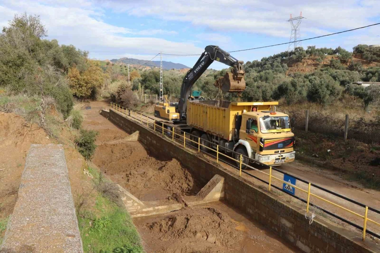 Nazilli Belediyesi çökeltme havuzlarında temizlik çalışması yaptı
