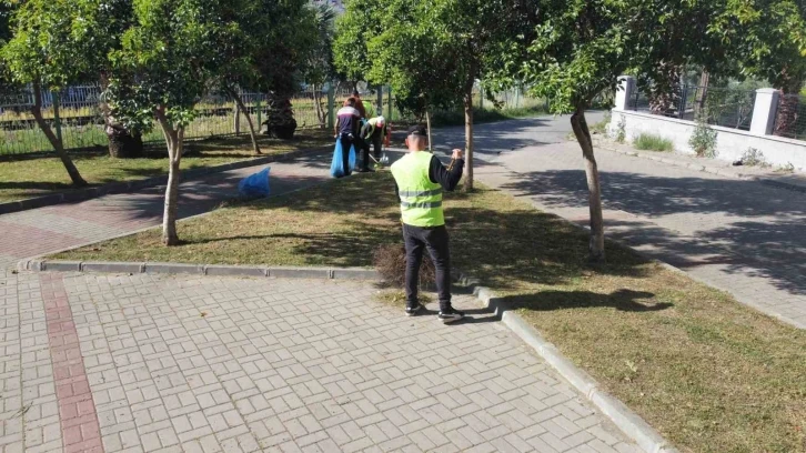 Nazilli’de yabani otlar temizleniyor
