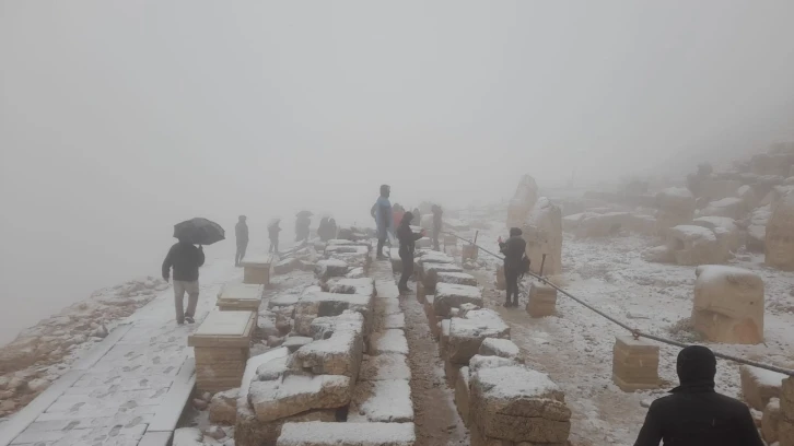 Nemrut’ta turistleri kar karşıladı!