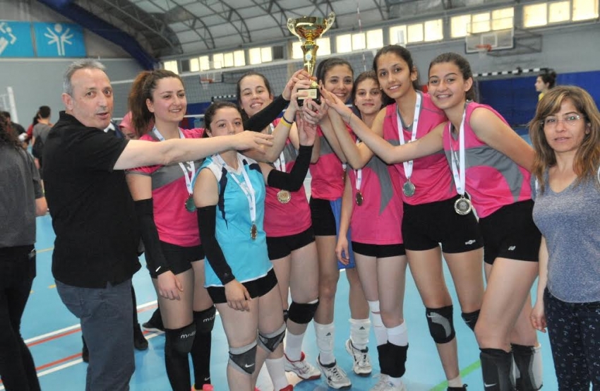 Nilüfer’de gençler voleybol şampiyonları belirlendi