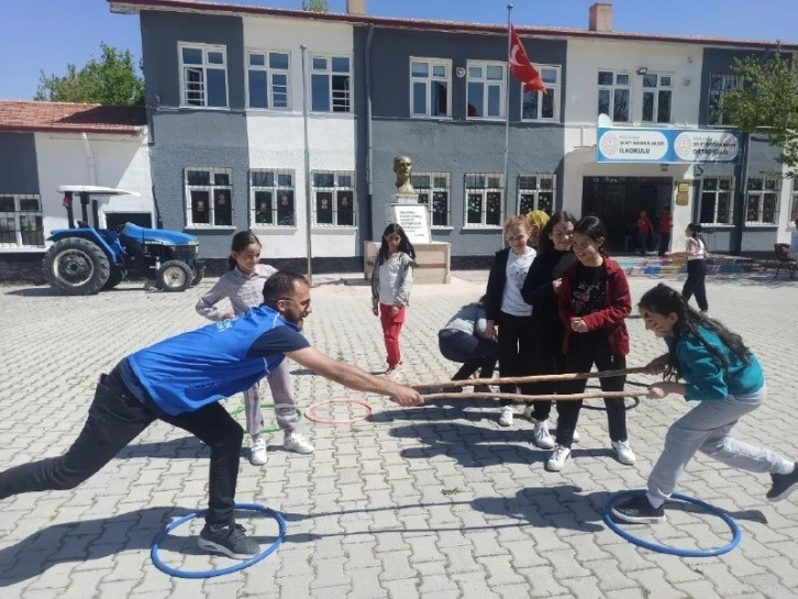 Niğde’de ‘Merkezim Her Yerde’ projesi ile köy okullarında etkinlikler yapılıyor
