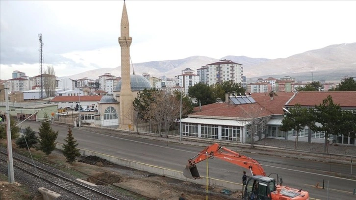 Niğde'de depremlerde ağır hasar gören minare kontrollü şekilde yıkıldı