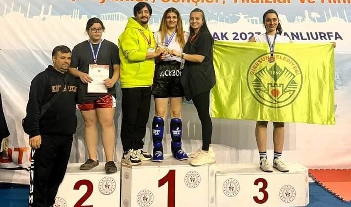 Nilüfer Spor Kickboks Şampiyonasından 3'ü altın 8 madalya ile döndü