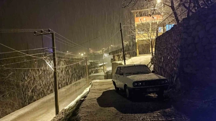 Nisan ayında, sahur vaktinde yoğun kar yağışı şaşırttı
