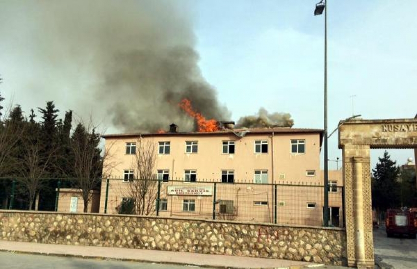 Nusaybin'de PKK'lılar eski hastaneyi ateşe verdi