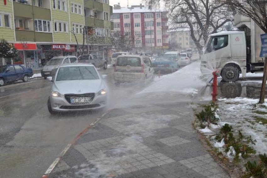 Bursa'da patlayan su vanası ile araçlarını yıkadılar