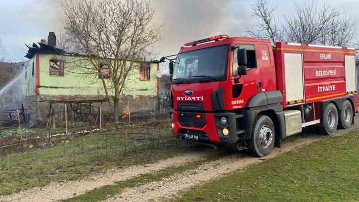 Odaya koyduğu kül iki katlı evi yaktı
