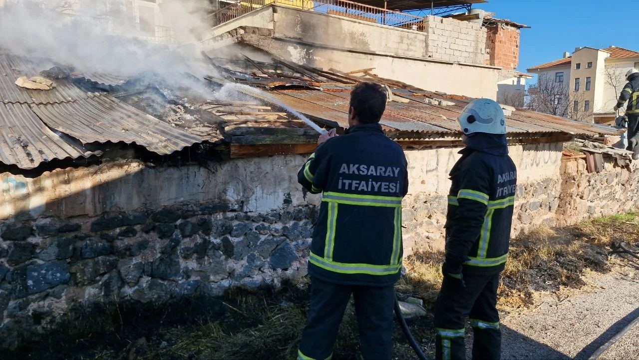 Odunlukta çıkan yangın paniğe neden oldu
