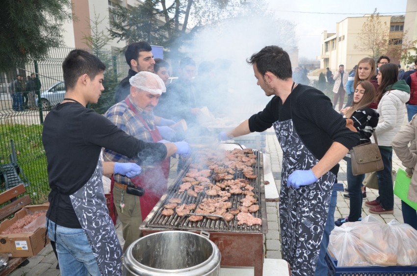 Bursa'da üniversiteli öğrencilerin köfte kuyruğu