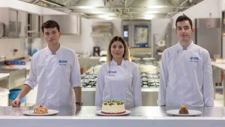 Öğrenci tasarımı yılbaşı pastası
