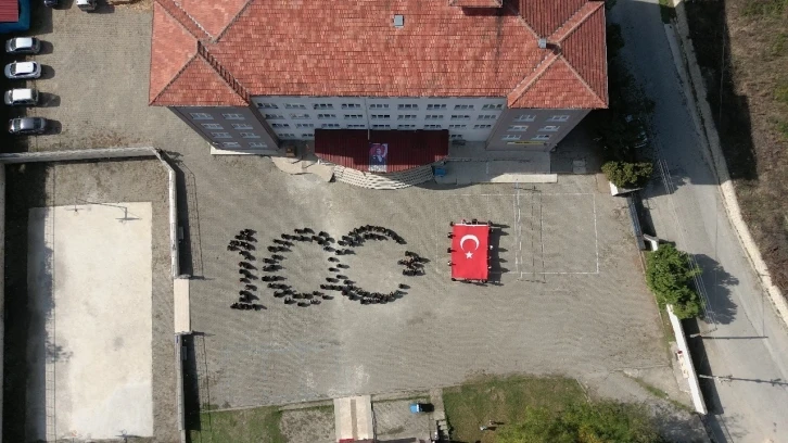 Öğrenci ve öğretmenlerden &quot;100.Yıl&quot; koreografisi
