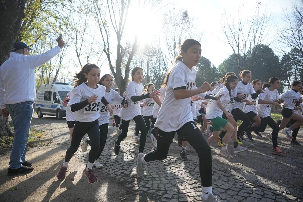 Uludağ Rotary Kulübü'nden Başöğretmen Atatürk Kros Yarışması