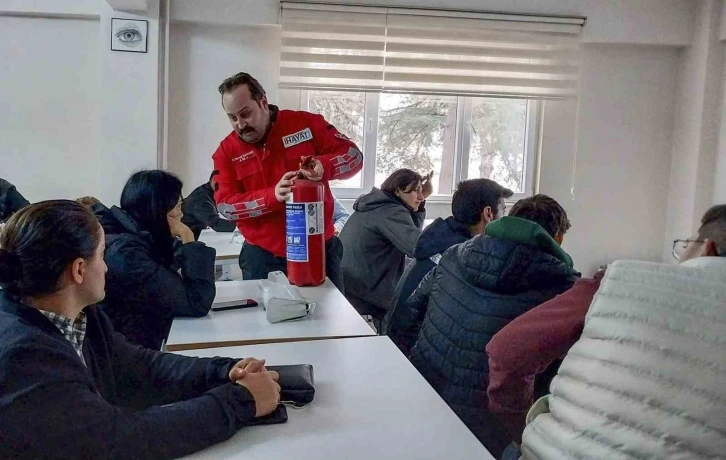 Öğrenciler gönüllü faaliyetlerle gelişiyor
