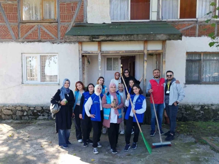 Öğrenciler inek sağıp odun kırdı
