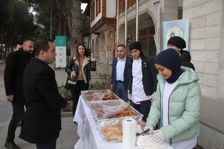 Öğrenciler kendi elleriyle yaptığı kahvaltılıkları Duru bebek için sattı
