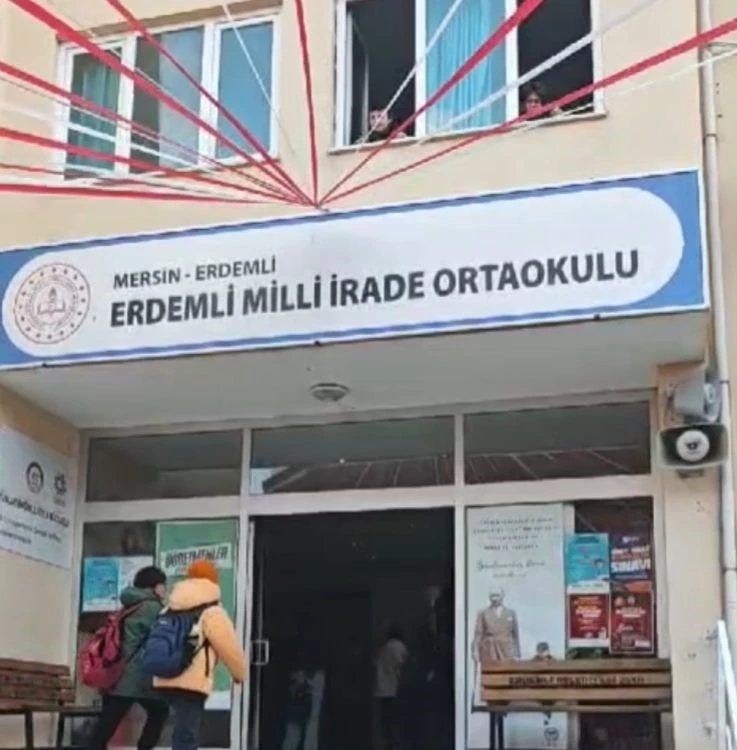 Öğrenciler okulda Ferdi Tayfur şarkısıyla karşılandı
