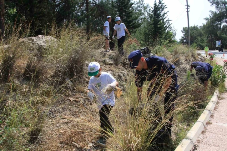 Öğrenciler ormanlık alanda temizlik yaptı
