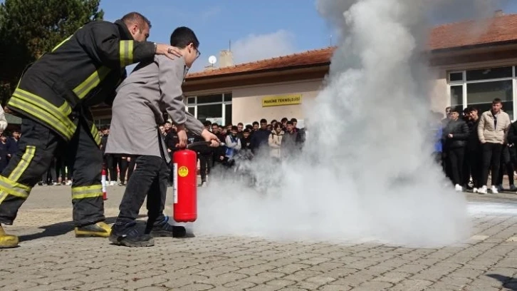 Öğrenciler tatbikat ile yangın söndürmeyi öğrendi
