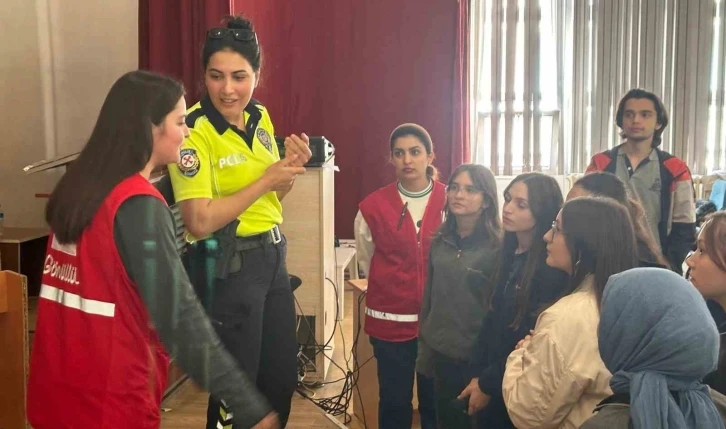 Öğrenciler trafik kurallarını polislerden öğrendi
