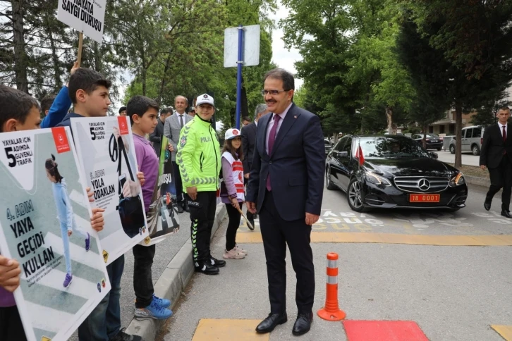 Öğrenciler trafik polisi oldu, trafik kurallarına dikkat çekti
