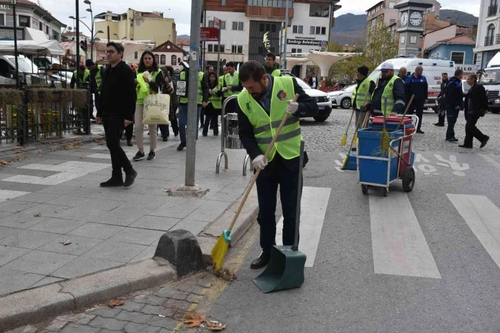 Öğrenciler ve protokol atık topladı
