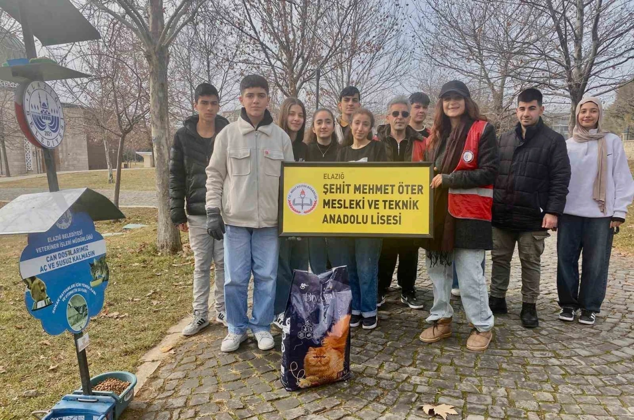 Öğrencilerden can dostlara su ve mama desteği
