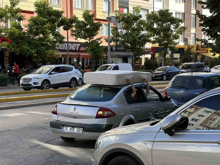 Öğrencilerden ilginç taşıma yöntemi şaşırttı
