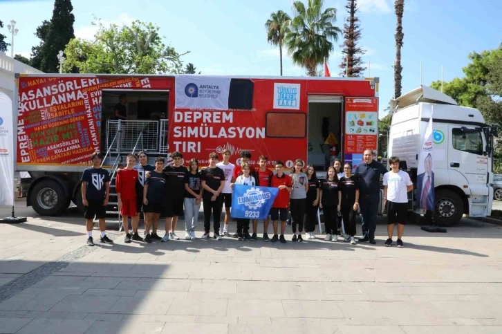 Öğrencilere deprem simülasyon tırında eğitim
