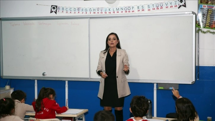 Öğrencilerinin desteğiyle kanseri yenen Feride öğretmene evinin önünde sürpriz kutlama