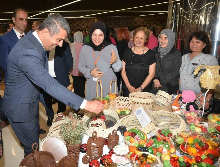 Öğrenmenin yaşı olmadığını kanıtlayan kursiyerler hünerlerini sergiledi
