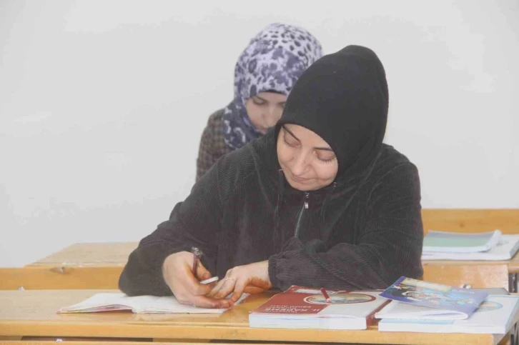 Öğrenmenin yaşı yok dediler, şimdi çocuklarının okuduğu sıralarda okuma yazma öğreniyorlar
