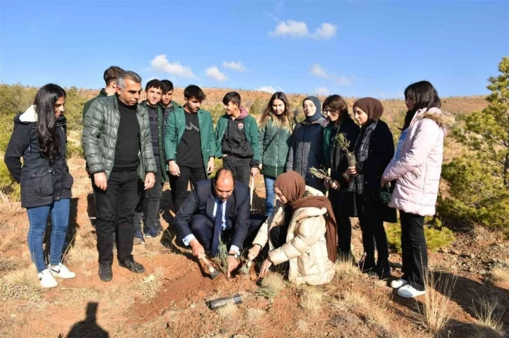  Öğretmenler Hatıra Ormanı’na fidan dikti