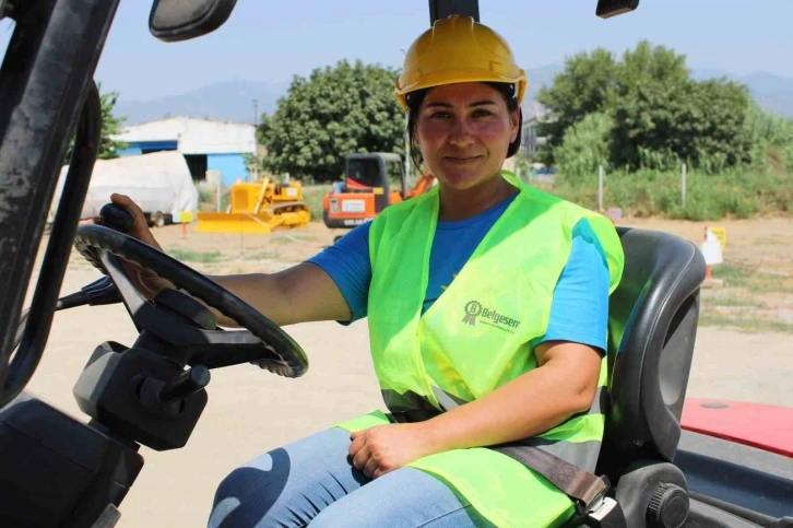 Ojeli tırnaklarıyla direksiyon başına geçti, Söke’nin ilk kadın operatörü olmak için adım attı
