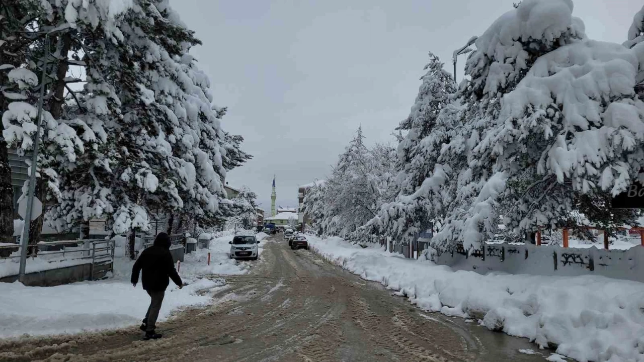 Okulların tatil edildiği ilçede kar kalınlığı 60 santimetreye ulaştı
