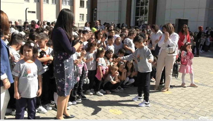 Okulun açılışını öğretmeniyle karşılıklı göbek atarak kutladı
